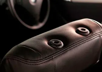 ヘッドレスト穴対応